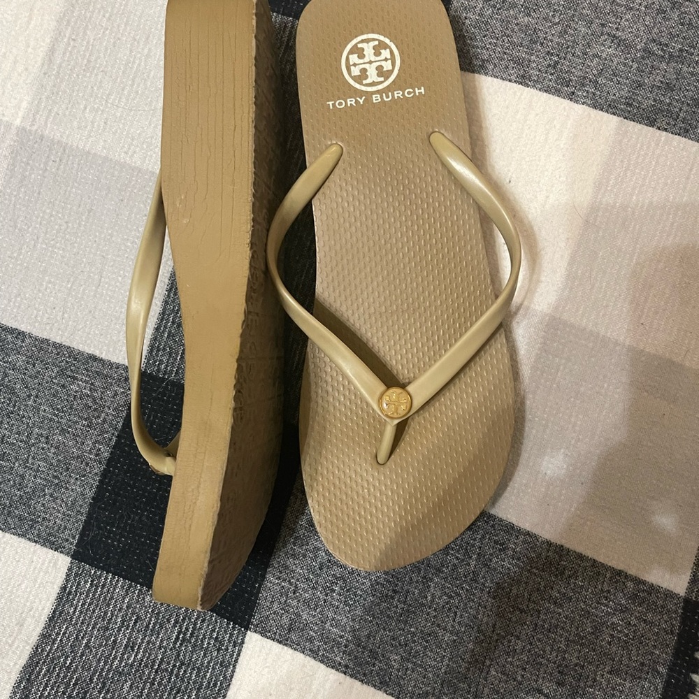 Tory Burch khaki wedge flip flops☀️